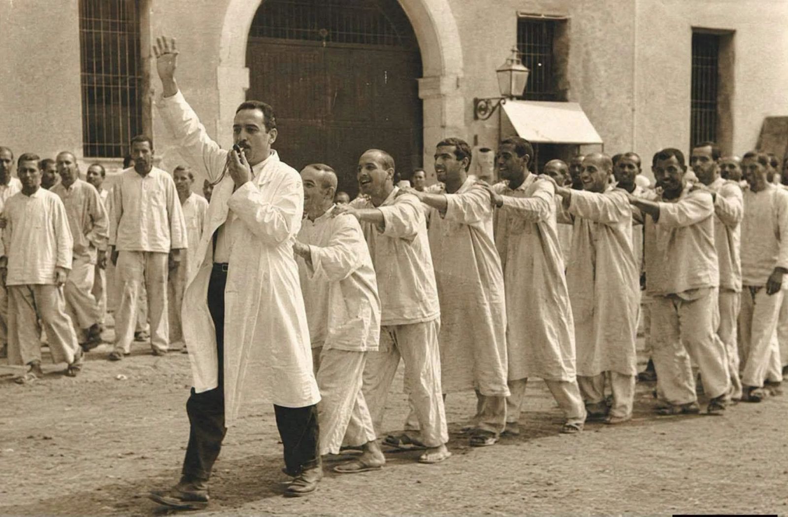 През 1960 г. в каирската психиатрия „Ал-Аббасия“ се разиграва интересна ситуация - ​от заведението избягват 243-ма пациенти...