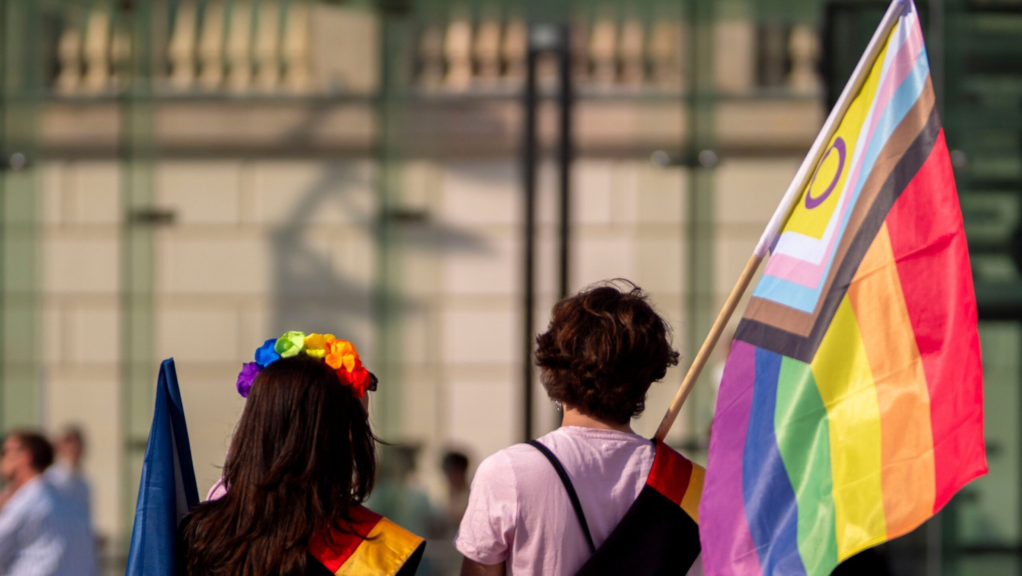 Ирландия предлага 26 седмици платено майчинство на „бременни мъже“