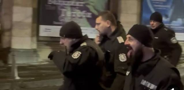 „Плезльото се е гръмнал.“ Радвате се. На смърт. На човешка смърт.