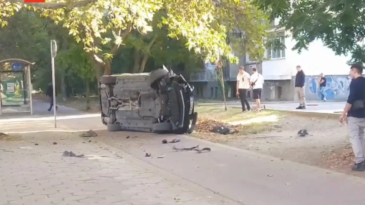 Млад шофьор преобърна колата си до спирка в Пловдив