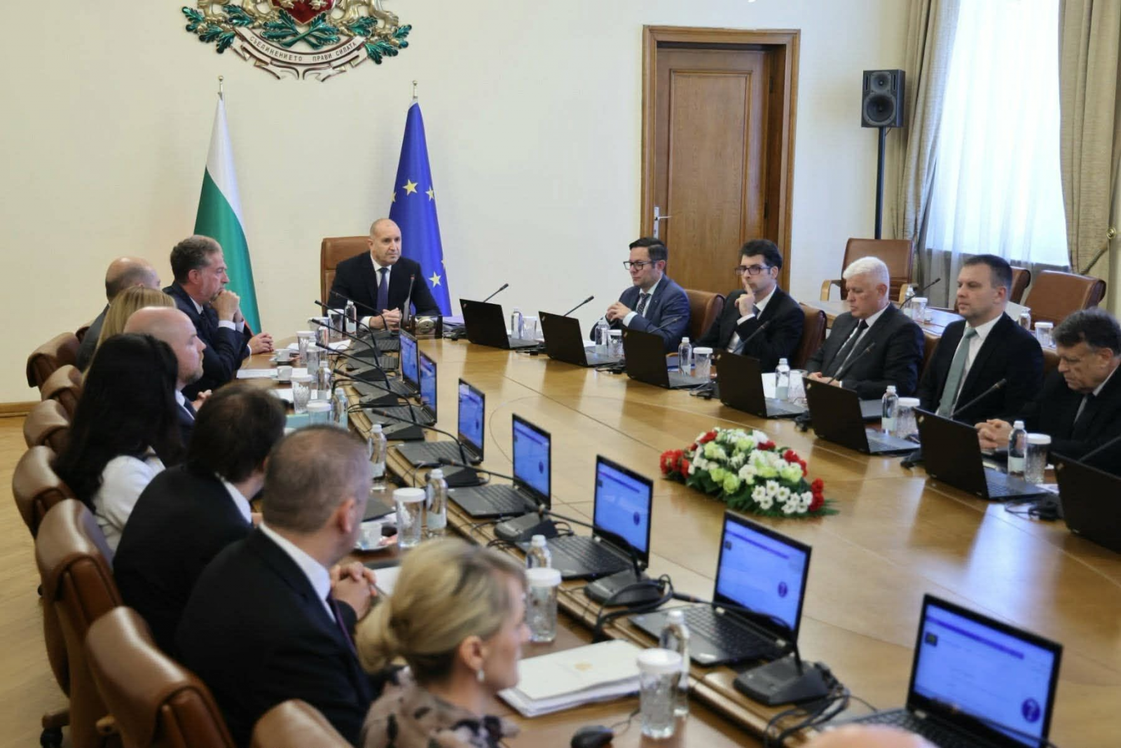 Радев: България се завръща към нормалния политически цикъл след години на нестабилност. 