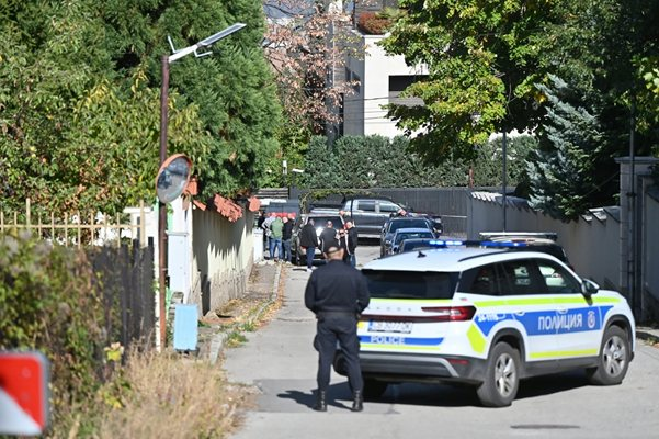 Един от задържаните е съпруг на съдружничка на Слави Бинев
