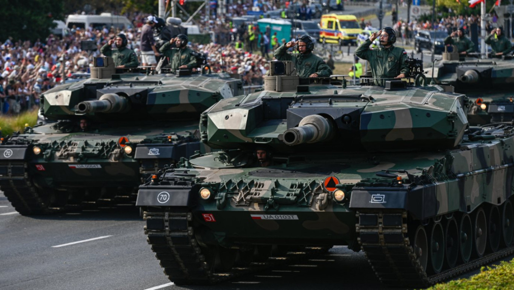 Полша проведе най-големия военен парад в историята си: 2000 войници, 300 бойни машини, 60 самолета и хеликоптера