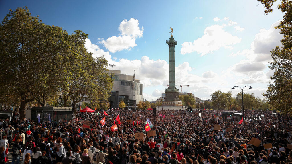Меланшон обяви „Бастилията отново превзета“ след масов студентски митинг в Париж