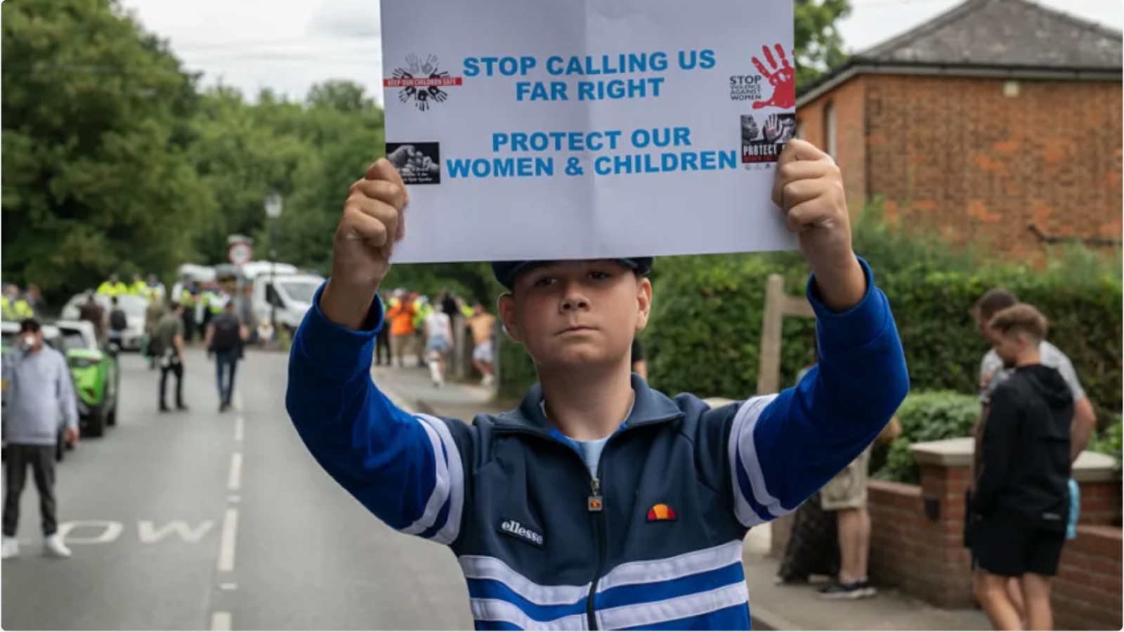 Протестиращи получиха по-дълги присъди от мигранта, чието сексуално нападение над 14-годишно момиче предизвика размириците в Епинг