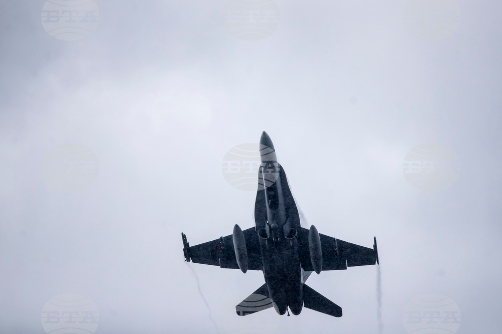 Два изтребителя F-18 и хеликоптер бяха вдигнати в Румъния, след като радарите засякоха група дронове в района на украинския Змийски остров