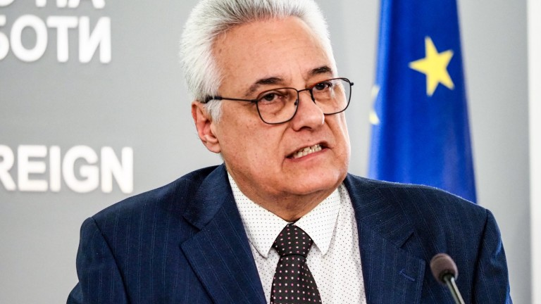 Бивш служебен премиер: Няма опасност насилствено и с червена бюлетина да изкарат Ива Михайлова от София