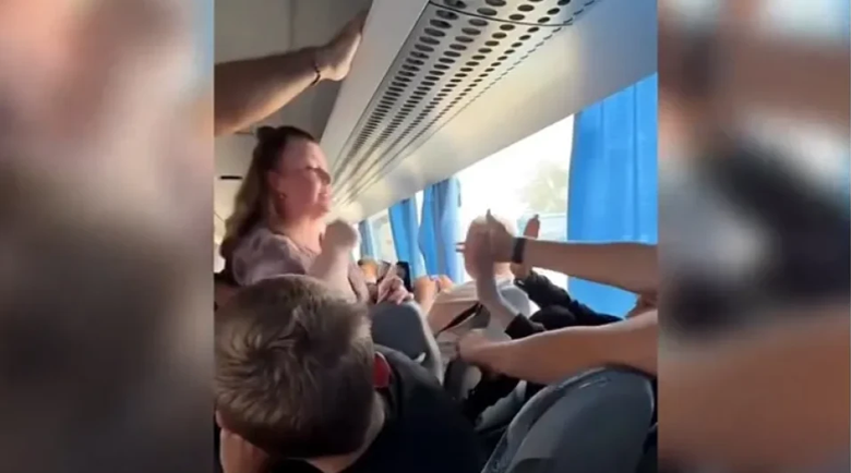 Украинка скача на бой на ученици в автобус за Несебър