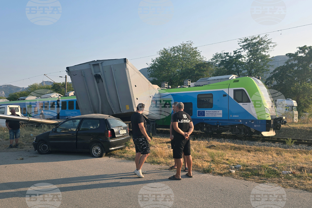 Влак е ударил тир на жп прелез преди гара Враца, движението на влаковете е спряно