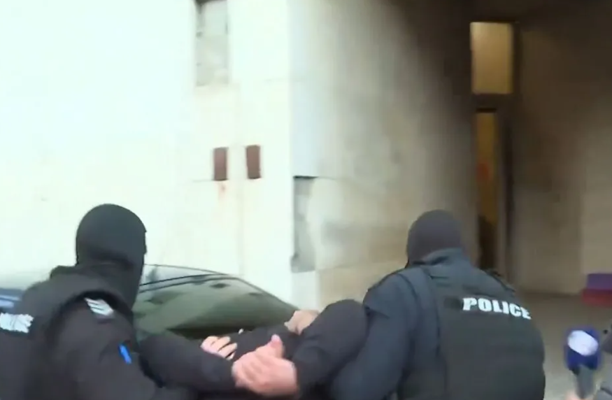 През страничен вход: Вкараха тримата задържани за убийството на Слави Бинев в СДВР (ВИДЕО)