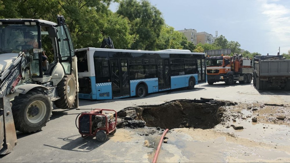 Автобус пропадна в огромна яма ВИДЕО