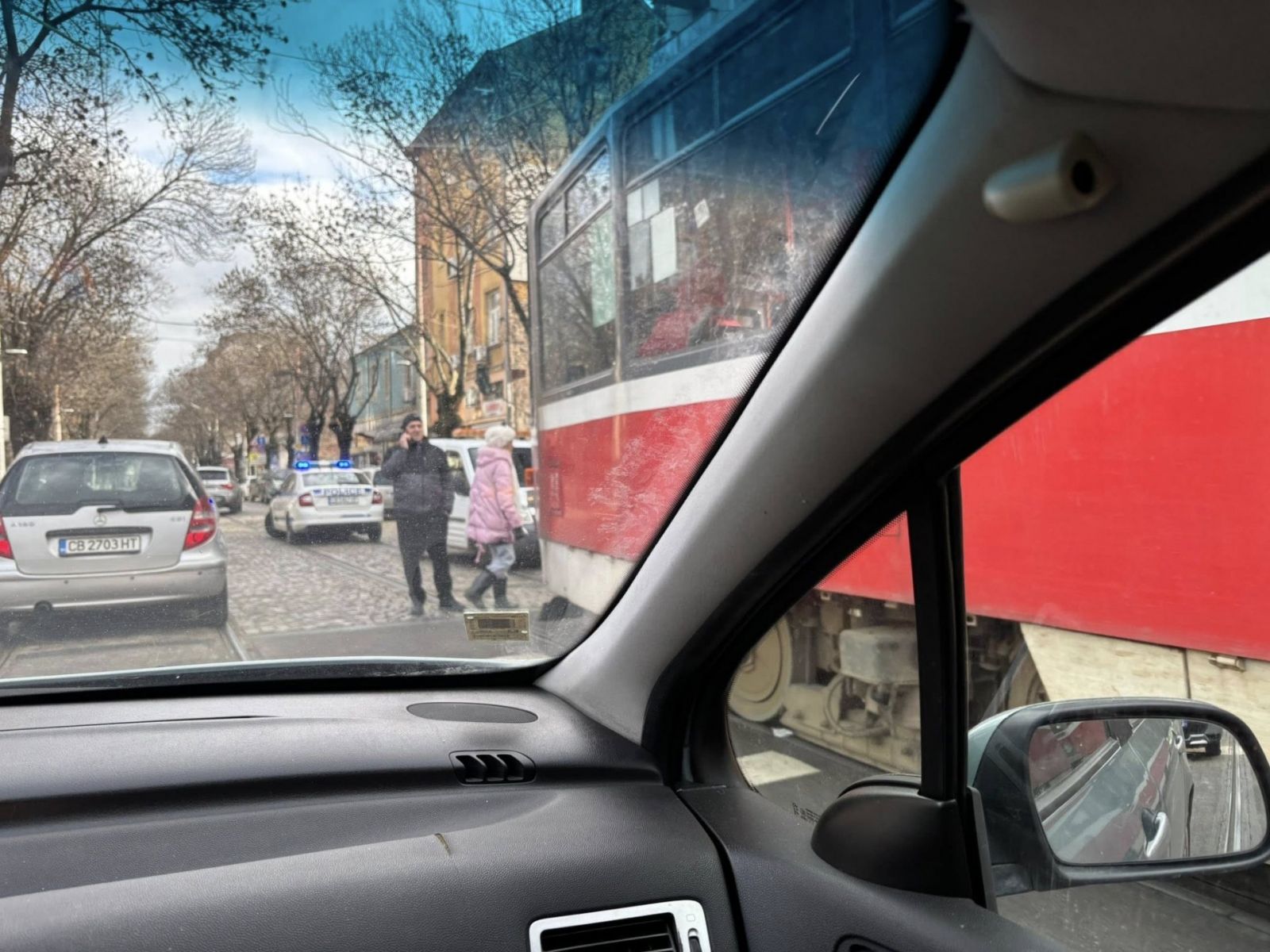  Трамвай блъсна дете до училище в центъра на София (снимки)