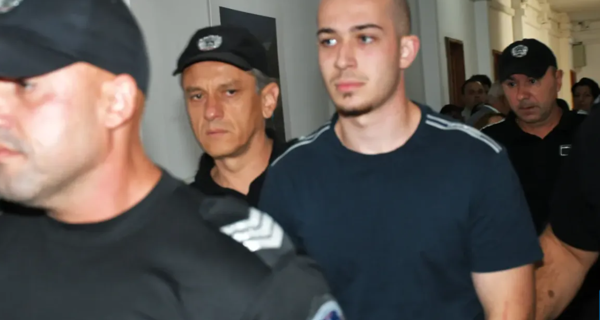 Скандал! Бургазлиев се смее в съдебната зала, докато гледа кадрите от катастрофата, убила Христина
