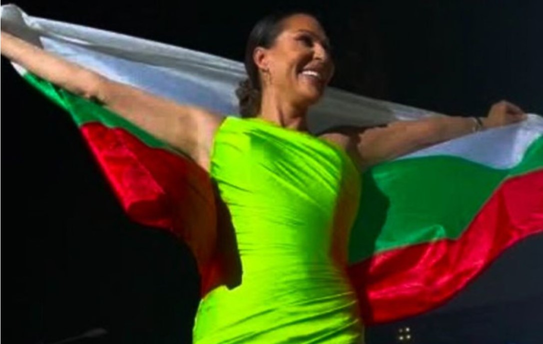 Цеца Величкович развя българското знаме на концерт в РСМ, освиркаха я