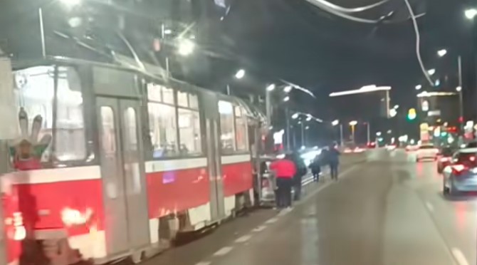 Трамвай и лек автомобил със семейство се сблъскаха в София