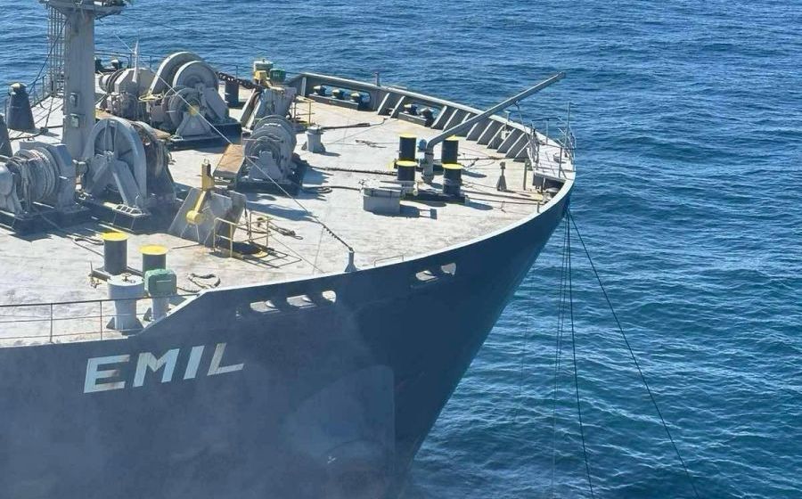 Кораб, ударен от дрон край Одеса, се носи в Черно море