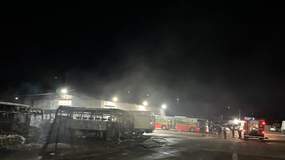 Среднощен огнен ад: Пожар изпепели автобуси и микробуси на паркинг край Костинброд