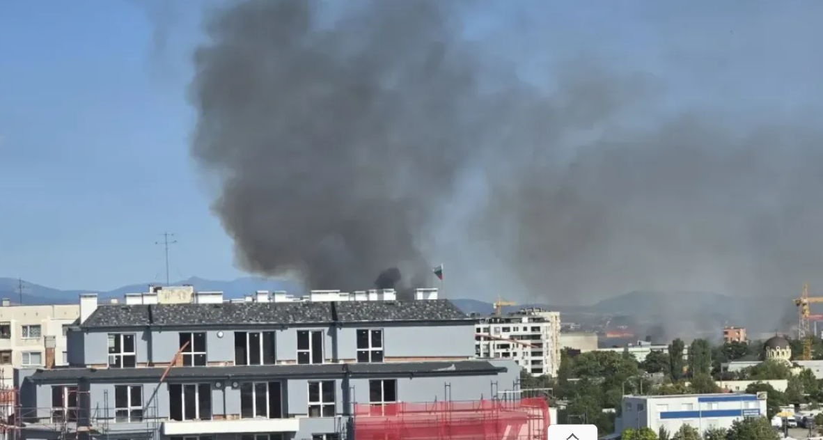 Нов голям пожар избухна в София, огънят застрашава автокъща и магазин Снимки