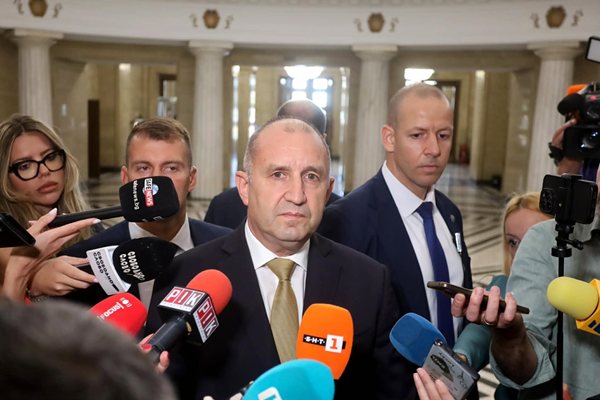 Премиерът: Зеленски 3 пъти ме кани настойчиво за празника на Украйна, пратих външния министър