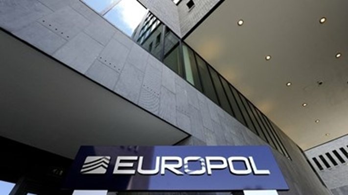 Европол разби голям канал за мигранти, използвали български коли за превоз