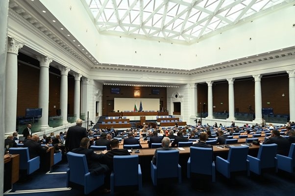 Българските депутати с едни от най-високите заплати в Европа, българите - с най-ниската