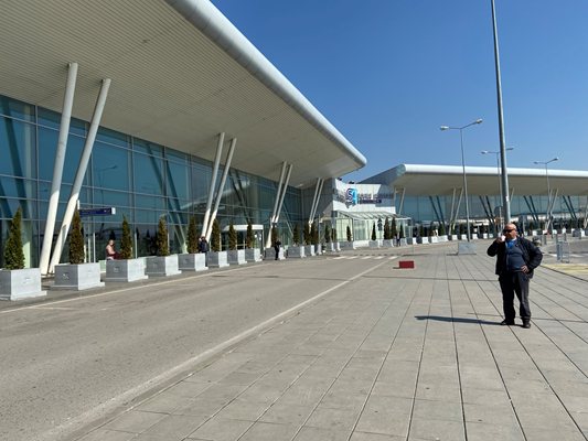 Аварирал сервизен камион спря полетите от летището в София