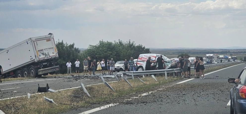 ТИР скъса мантинелата на 