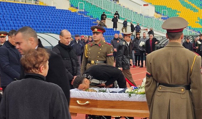 Хиляди отдадоха почит на големия Димитър Пенев
