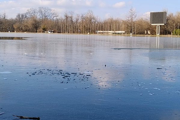 30-годишна скочи в заледения Гребен канал в Пловдив, момче се хвърли и я извади посиняла