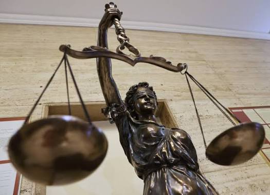 Оставиха в ареста 45-годишен, насилвал непълнолетен