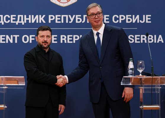В Прищина свалиха украинското знаме от сграда в центъра след изказване Зеленски в Белград