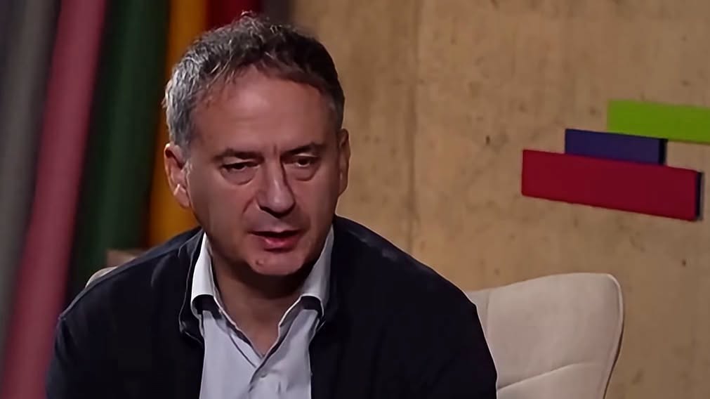 В някакъв момент някакви служби са сметнали, че е добре да го вербуват., но после са се отказали от него