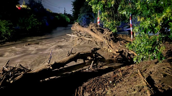 Бедствие в Струмяни, прекъснати са токът, водата и жп линията