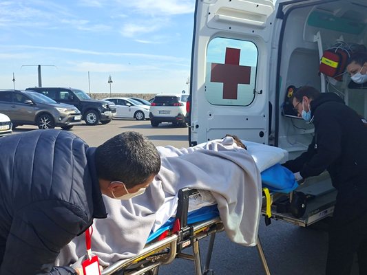 Посрещнаха във Варна катера с пострадалите моряци