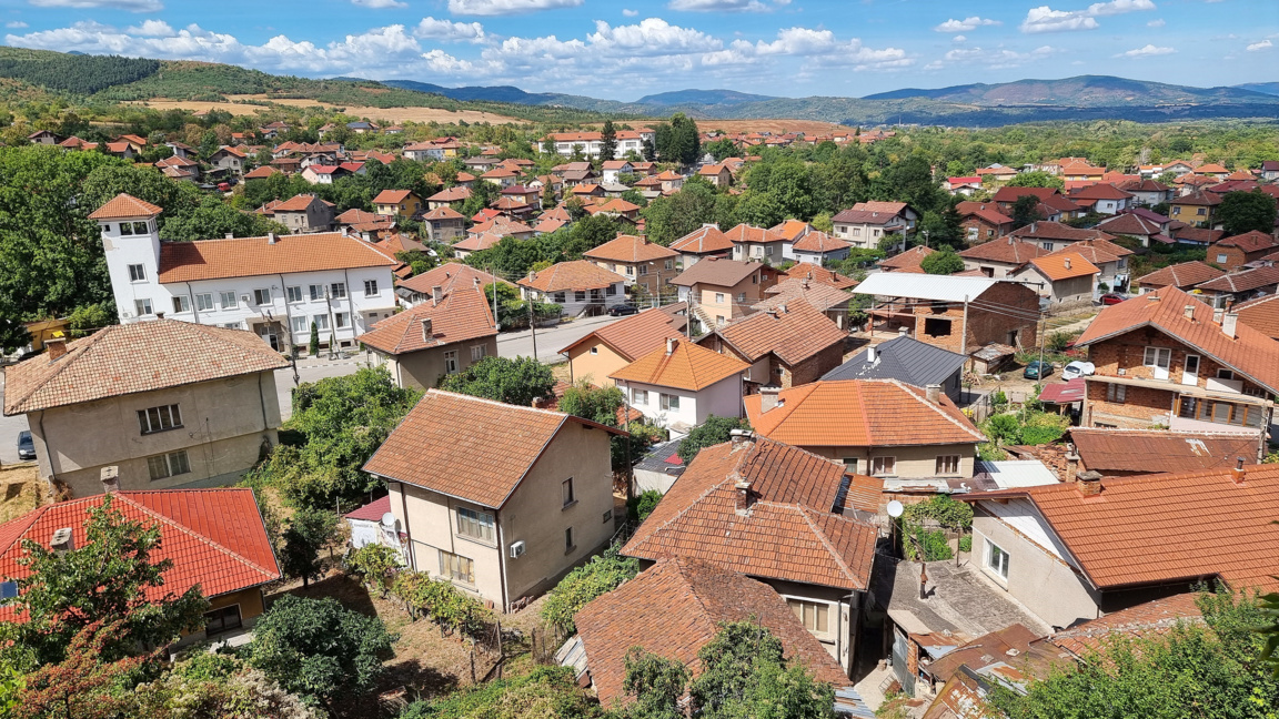 Пожар изпепели бивш цех за мебели в берковско село