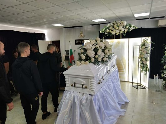 Хиляди се сбогуват с Илиян Филипов в Пловдив