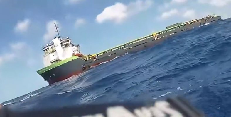 Евакуираха български моряци и сеизмици от кораб, пламнал в Мексиканския залив 