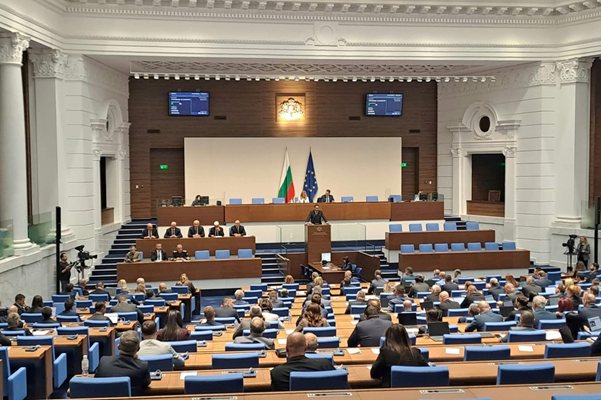 Румен Радев забрани на шефа на ДАНС да говори за палежа на антени на Старлинк