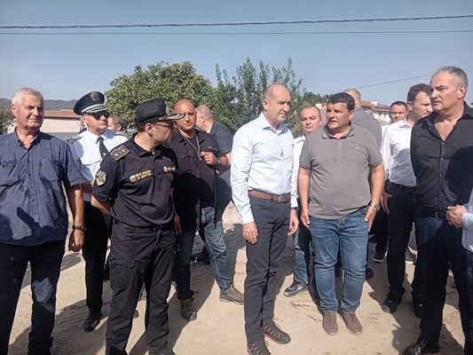 МС: Вижда се, че Гергана Петрова придружава и снима премиера