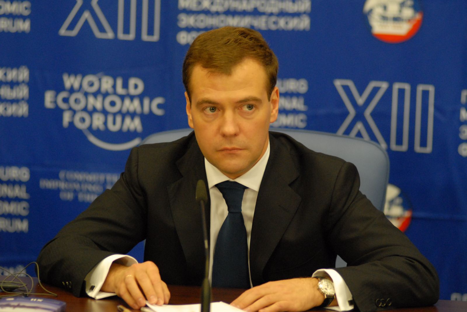 Медведев заплаши Германия с “директен удар“ по военни заводи