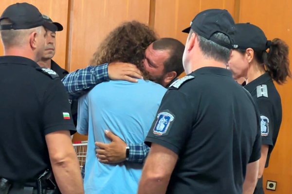 Задържаният за убийството на Георги Кузев 15-годишен плака в съда, оставиха го в ареста