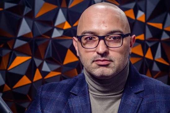 Умнокрасивите са пренасочили злобата и подлостта си към Андрей Захариев - вече единствен водещ на „История.бг”.