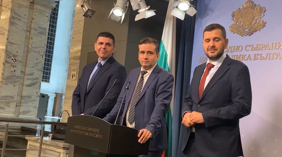Епщайн се усмихва от гроба си на родните последователи