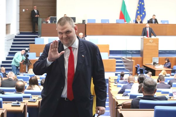 Пеевски след обвиненията от Демерджиев: Освен да го кача на космически кораб до Марс