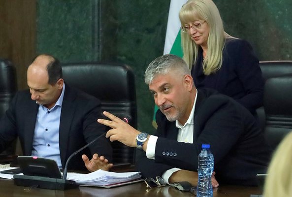 Росен Йорданов - “хулиганът” на разследването “Петрохан”, взриви лагерите с циничност, но и с компетентност
