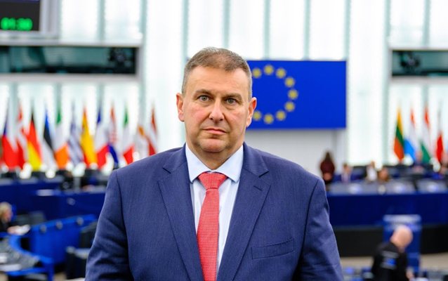 Емил Радев: Това, че Йотова иска в комитета си различни хора, показва качества на един обединител на нацията