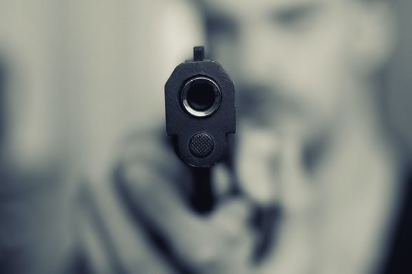 Мъж нападна друг с пистолет и нож в Кресна и го заплаши с убийство