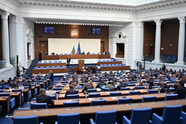 Дават 102 хиляди евро, за да учат депутатите английски, френски и немски за работа с институциите на ЕС