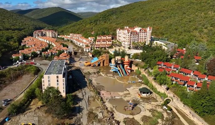 Година след потопа в „Елените