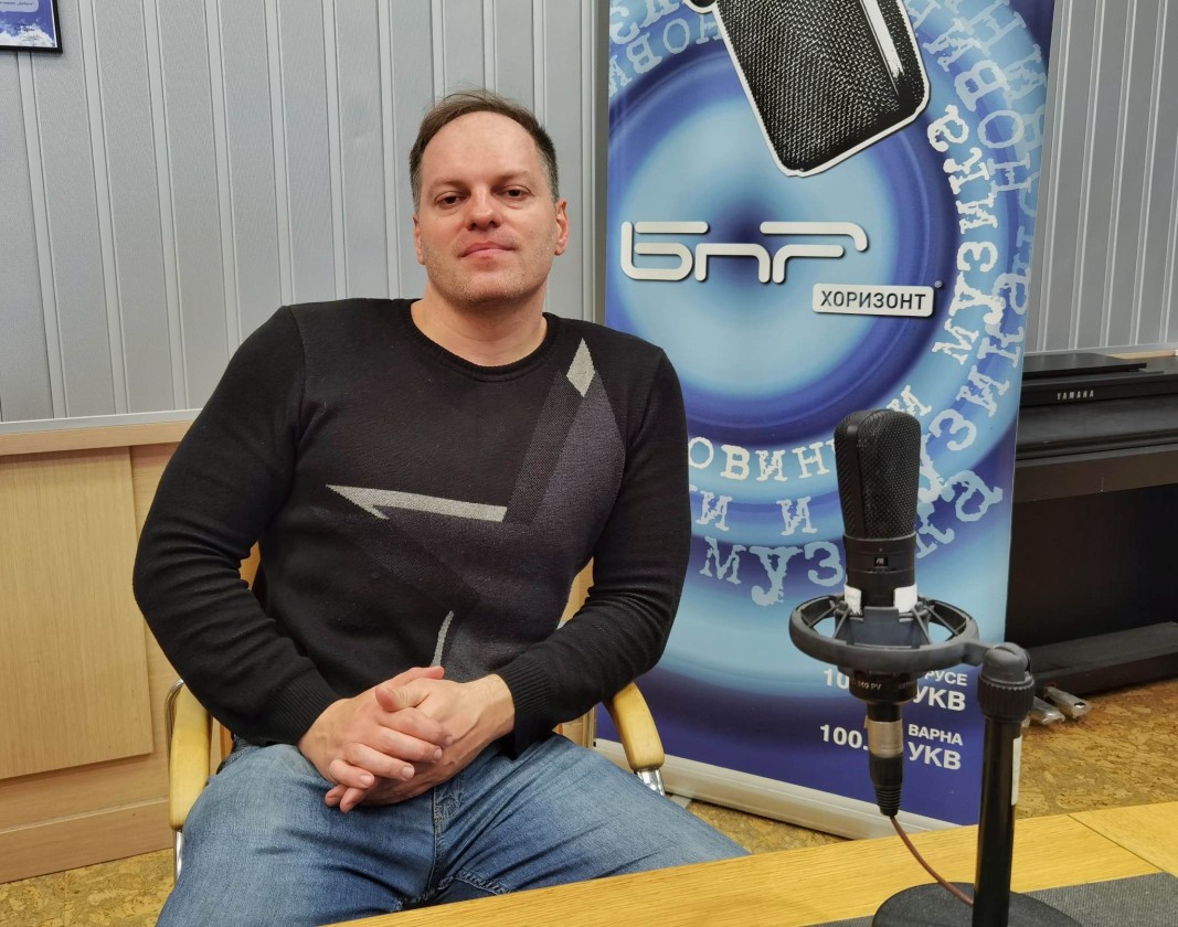 Политическият инстинкт на самонареклата се демократична общност е винаги да заема позиция СРЕЩУ собствения народ
